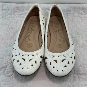 Mootsies tootsies 8.5 women’s white embroidered ballet, flat foam shoes